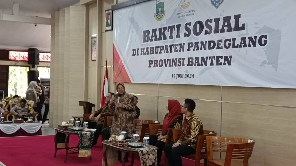 Mensos Risma Salurkan Bantuan Air Bersih dan Ayam Petelur di Pandeglang dan Lebak